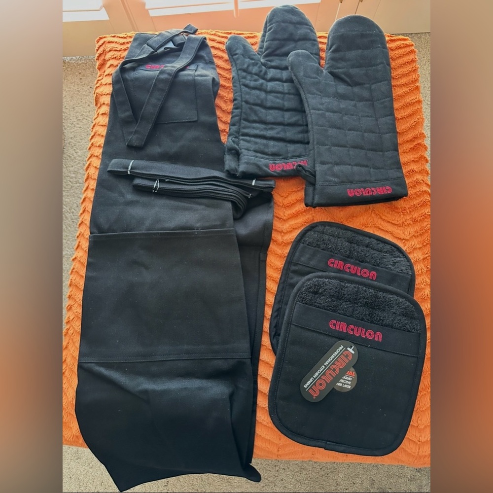 Circulon Black Apron and Pot Holder Set